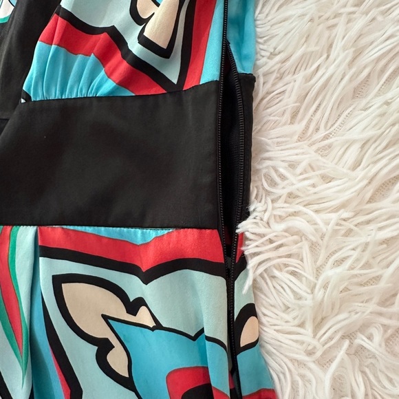 BeBe 100% Silk Graphic V-Neck Dress Size Small - Picture 12 of 16